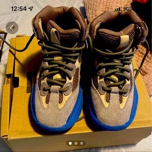 Like new yeezy boost size 4